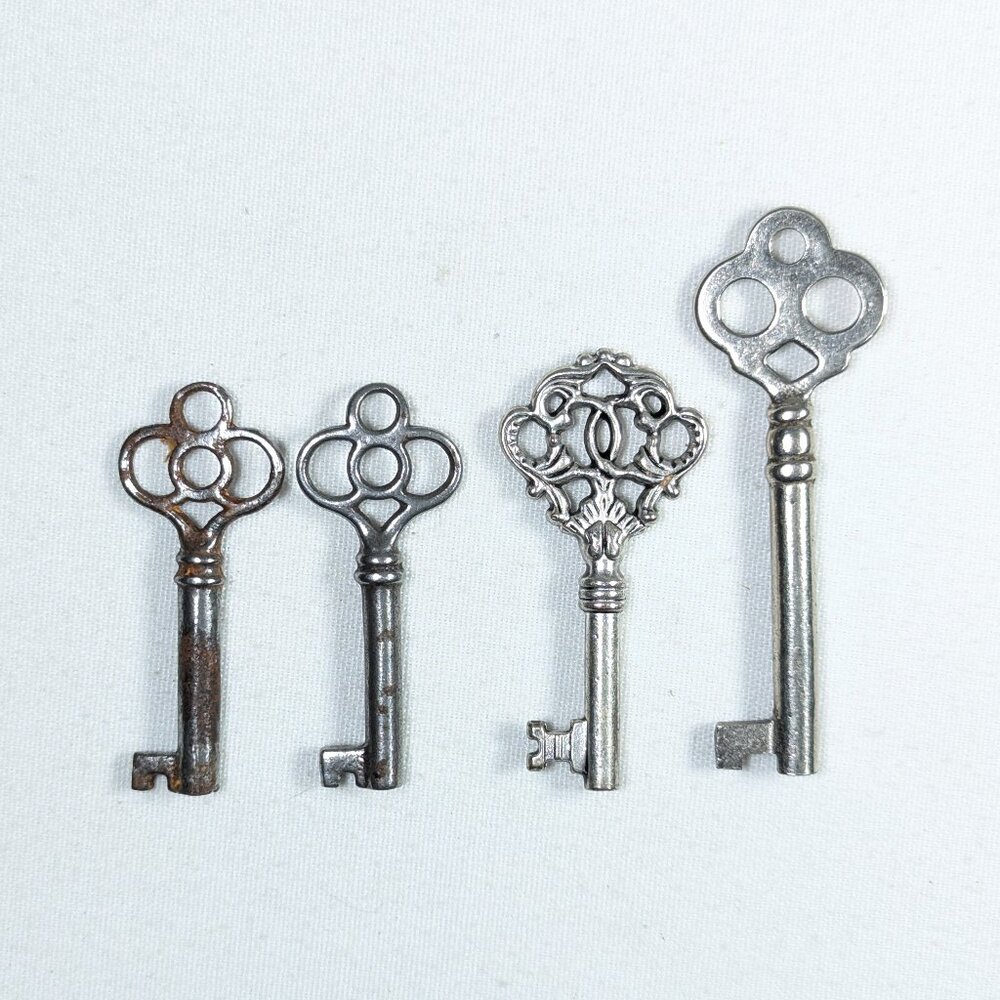 SET of 4 decorative vintage skeleton Key pendants, home decor, vintage latch key